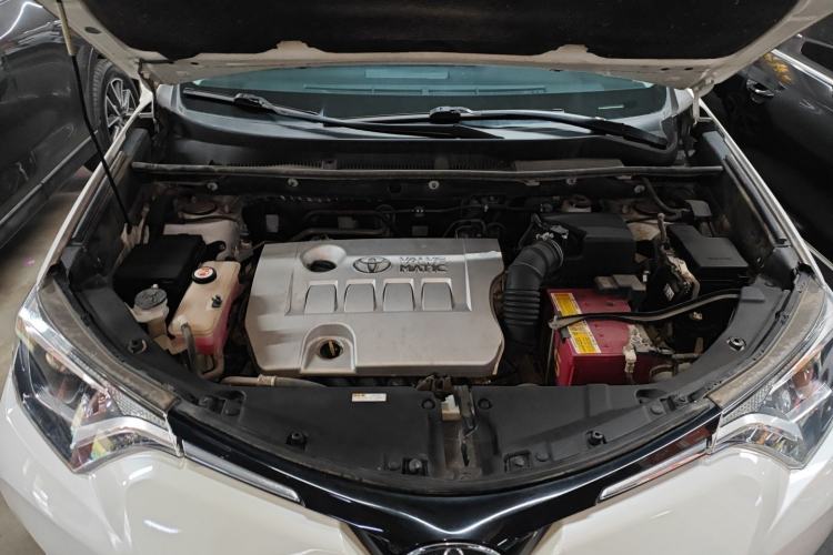 Used Toyota RAV4 2019 2.0L CVT Two-Wheel Drive Luxury Version China VI Standard Engine Bay