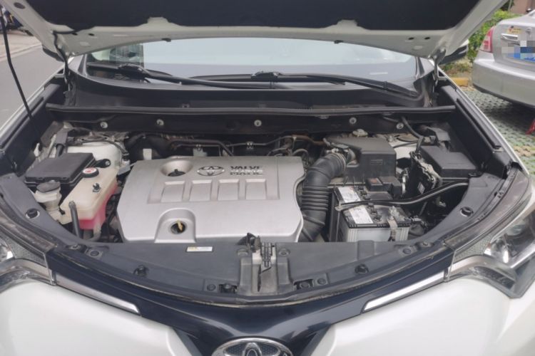 Used Toyota RAV4 2019 2.0L CVT Two-Wheel Drive Luxury Version China VI Standard Engine Bay