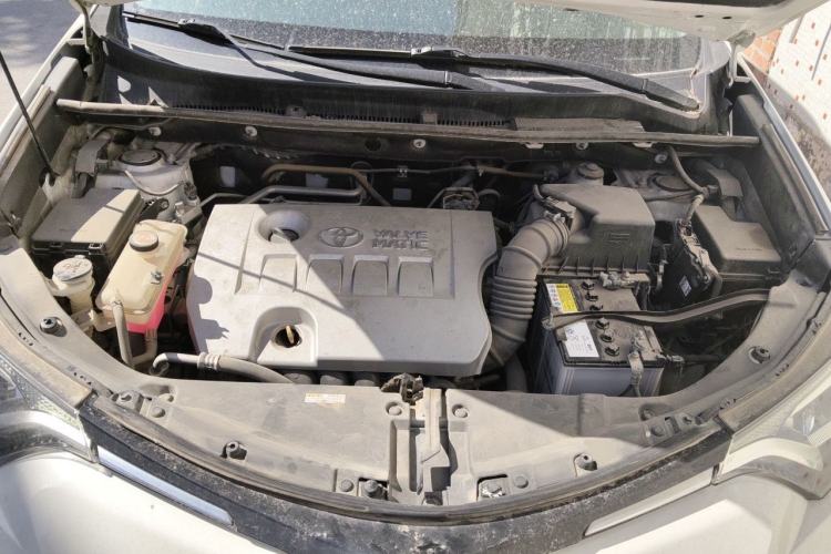 Used Toyota RAV4 2019 2.0L CVT Two-Wheel Drive Luxury Version China VI Standard Engine Bay