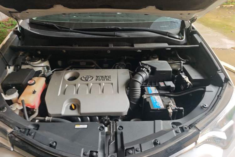 Used Toyota RAV4 2019 2.0L CVT Two-Wheel Drive Luxury Version China VI Standard Engine Bay