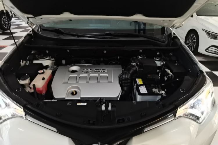 Used Toyota RAV4 2019 2.0L CVT Two-Wheel Drive Luxury Version China VI Standard Engine Bay