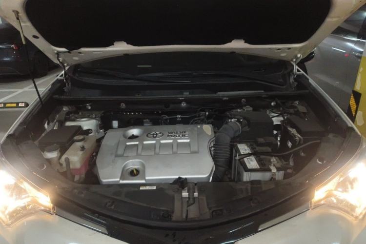 Used Toyota RAV4 2019 2.0L CVT Two-Wheel Drive Luxury Version China VI Standard Engine Bay