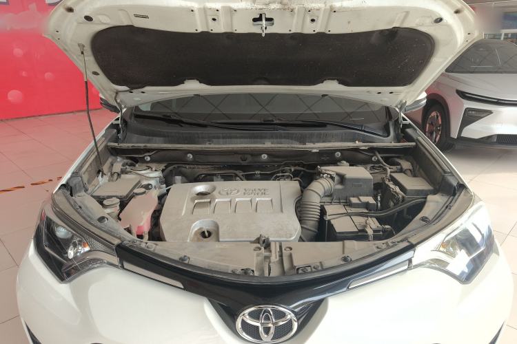 Used Toyota RAV4 2019 2.0L CVT Two-Wheel Drive Luxury Version China VI Standard Engine Bay