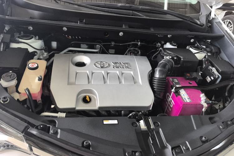 Used Toyota RAV4 2019 2.0L CVT Two-Wheel Drive ZhiShang Version China VI Standard Engine Bay