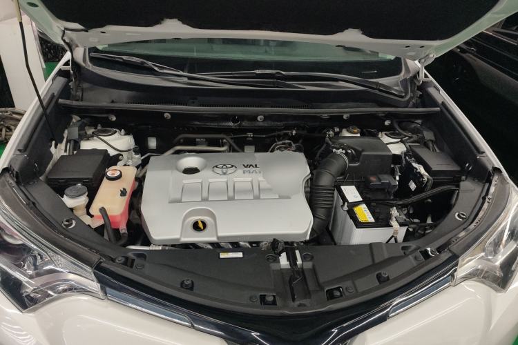 Used Toyota RAV4 2019 2.0L CVT Two-Wheel Drive Comfort Edition China VI Standard Engine Bay