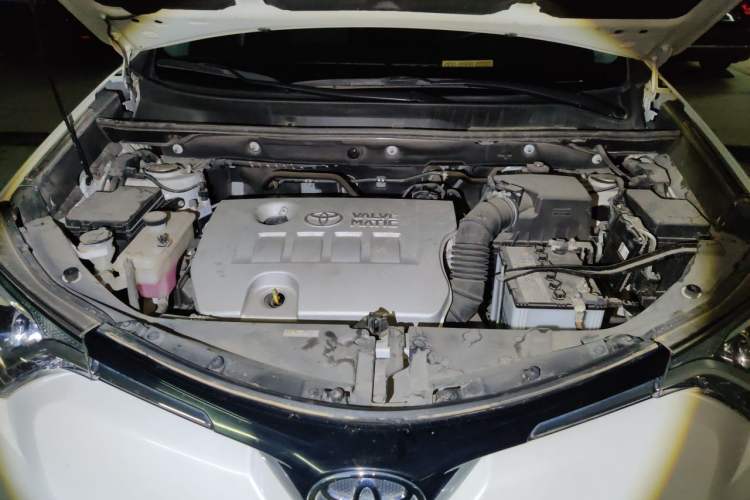 Used Toyota RAV4 2019 2.0L CVT Two-Wheel Drive Luxury Version China VI Standard Engine Bay
