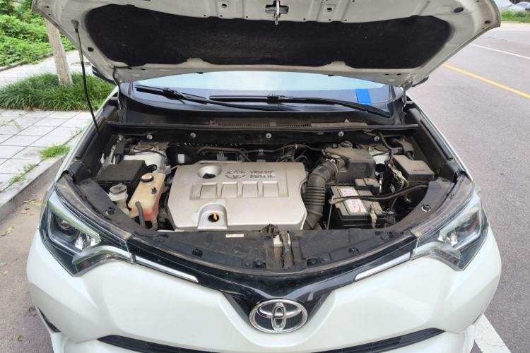 Used Toyota RAV4 2019 2.0L CVT Two-Wheel Drive Comfort Edition China VI Standard Engine Bay