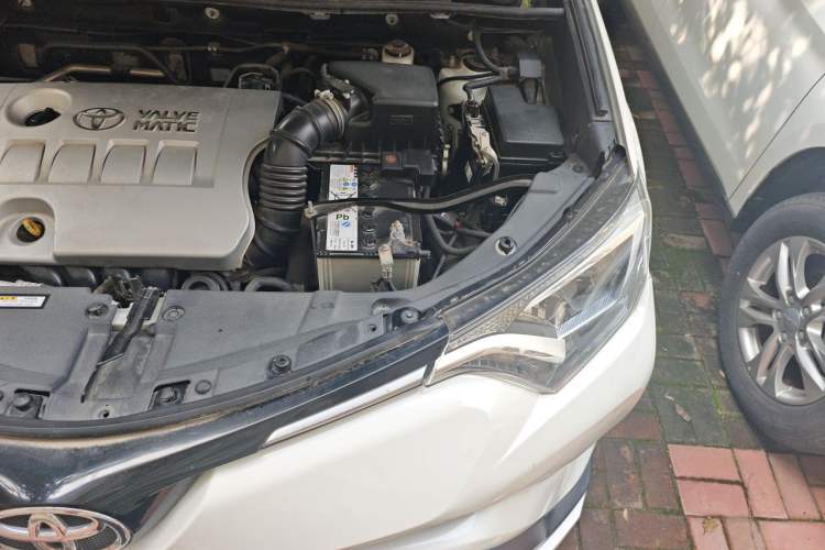 Used Toyota RAV4 2019 2.0L CVT Two-Wheel Drive Luxury Version China VI Standard Engine Bay Left