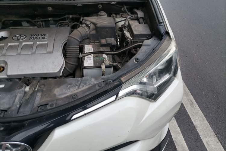Used Toyota RAV4 2019 2.0L CVT Two-Wheel Drive Luxury Version China VI Standard Engine Bay Left