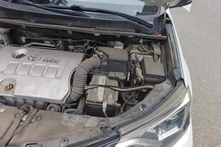 Used Toyota RAV4 2019 2.0L CVT Two-Wheel Drive Luxury Version China VI Standard Engine Bay Left