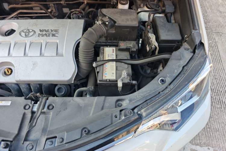 Used Toyota RAV4 2019 2.0L CVT Two-Wheel Drive Luxury Version China VI Standard Engine Bay Left
