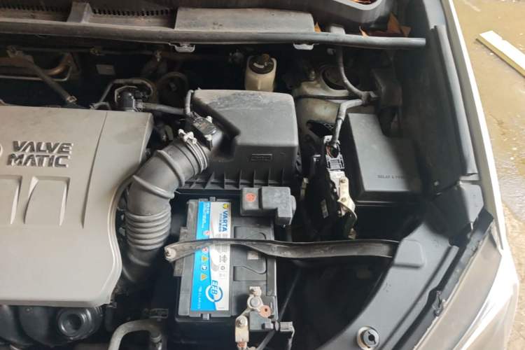 Used Toyota RAV4 2019 2.0L CVT Two-Wheel Drive Luxury Version China VI Standard Engine Bay Left