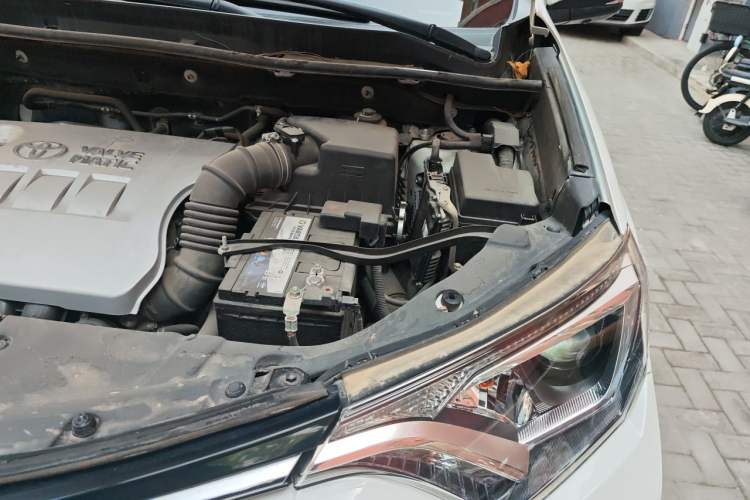 Used Toyota RAV4 2019 2.0L CVT Two-Wheel Drive Luxury Version China VI Standard Engine Bay Left