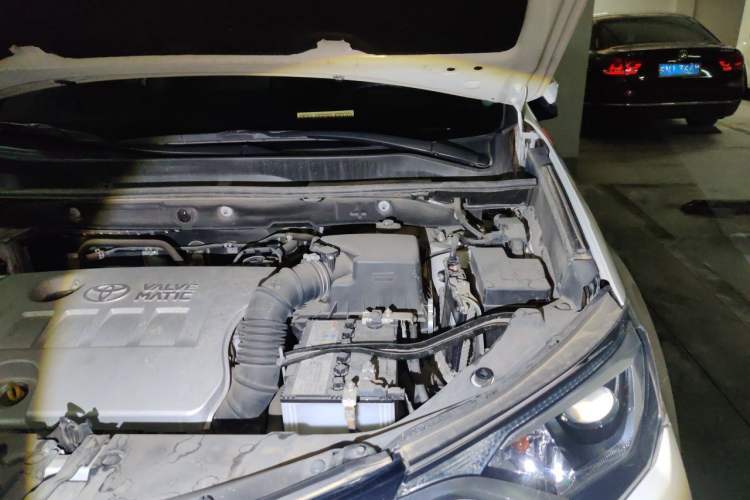 Used Toyota RAV4 2019 2.0L CVT Two-Wheel Drive Luxury Version China VI Standard Engine Bay Left