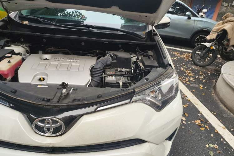 Used Toyota RAV4 2019 2.0L CVT Two-Wheel Drive Luxury Version China VI Standard Engine Bay Left