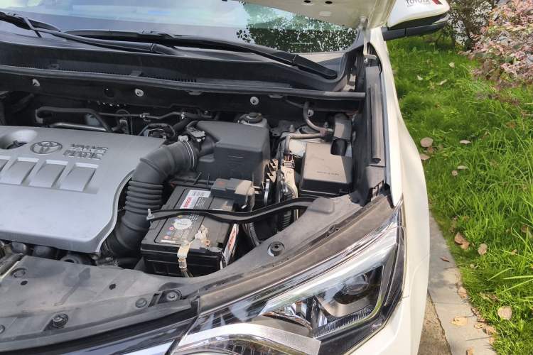 Used Toyota RAV4 2019 2.0L CVT Two-Wheel Drive ZhiShang Version China VI Standard Engine Bay Left