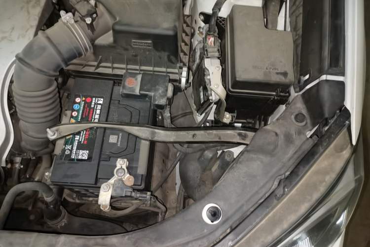 Used Toyota RAV4 2019 2.0L CVT Two-Wheel Drive Luxury Version China VI Standard Engine Bay Left