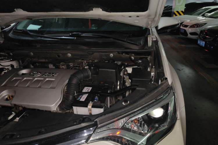 Used Toyota RAV4 2019 2.0L CVT Two-Wheel Drive Luxury Version China VI Standard Engine Bay Left