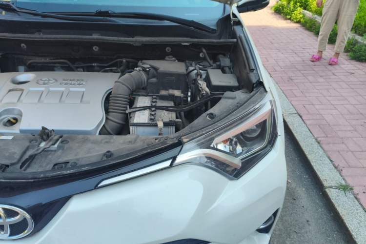 Used Toyota RAV4 2019 2.0L CVT Two-Wheel Drive ZhiShang Version China VI Standard Engine Bay Left