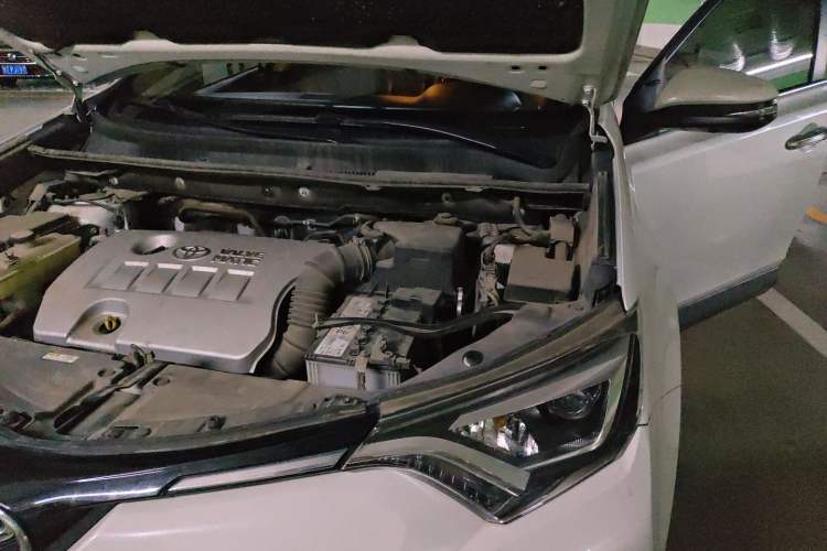 Used Toyota RAV4 2019 2.0L CVT Two-Wheel Drive ZhiShang Version China VI Standard Engine Bay Left