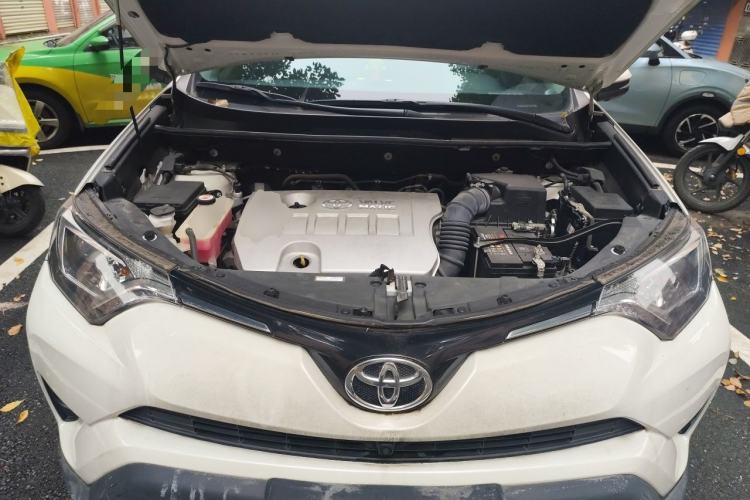 Used Toyota RAV4 2019 2.0L CVT Two-Wheel Drive Luxury Version China VI Standard Engine Bay