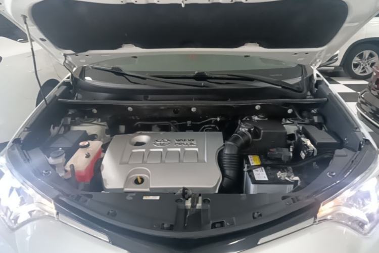 Used Toyota RAV4 2019 2.0L CVT Two-Wheel Drive Luxury Version China VI Standard Engine Bay
