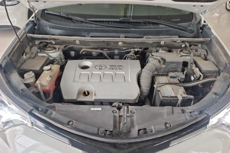 Used Toyota RAV4 2019 2.0L CVT Two-Wheel Drive Luxury Version China VI Standard Engine Bay