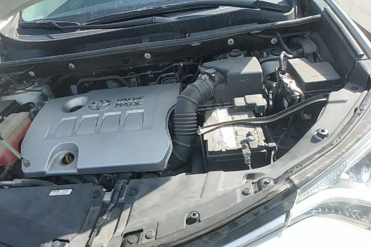 Used Toyota RAV4 2019 2.0L CVT Two-Wheel Drive Luxury Version China VI Standard Engine Bay