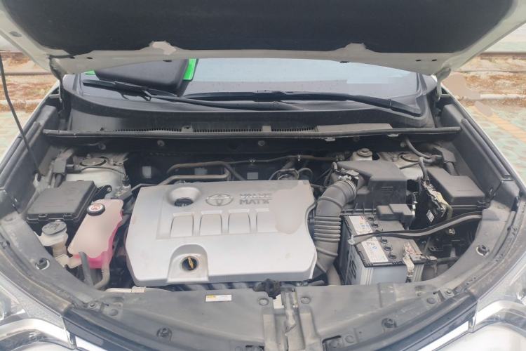 Used Toyota RAV4 2019 2.0L CVT Two-Wheel Drive Luxury Version China VI Standard Engine Bay