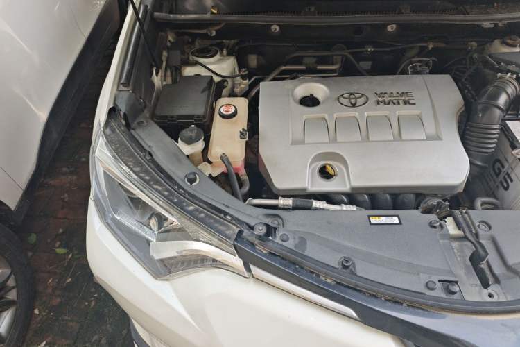 Used Toyota RAV4 2019 2.0L CVT Two-Wheel Drive Luxury Version China VI Standard Engine Bay Right