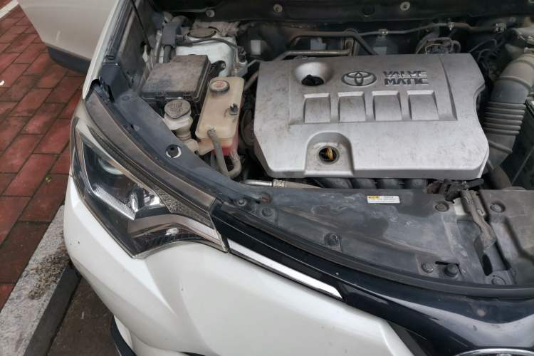 Used Toyota RAV4 2019 2.0L CVT Two-Wheel Drive Luxury Version China VI Standard Engine Bay Right