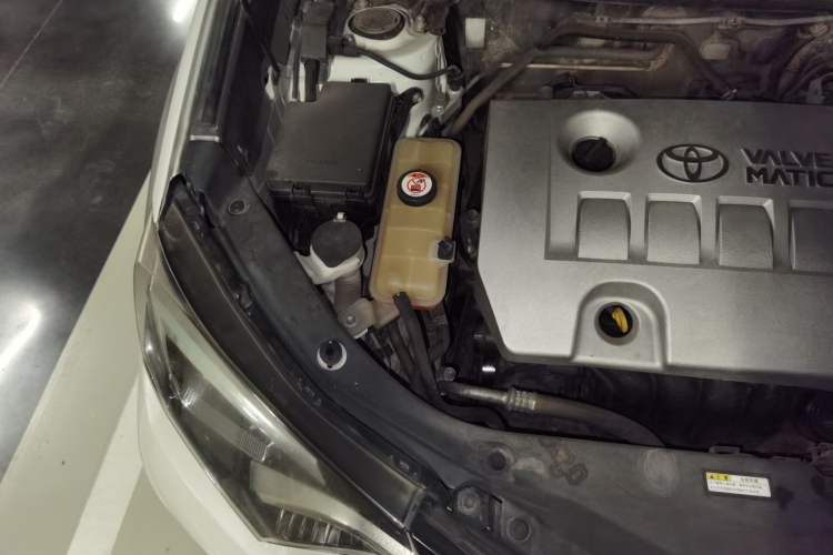 Used Toyota RAV4 2019 2.0L CVT Two-Wheel Drive Fashion X Limited Edition China VI Standard Engine Bay Right