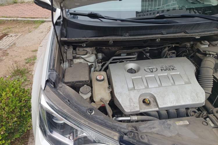Used Toyota RAV4 2019 2.0L CVT Two-Wheel Drive Luxury Version China VI Standard Engine Bay Right