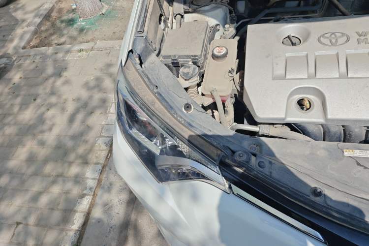 Used Toyota RAV4 2019 2.0L CVT Two-Wheel Drive Luxury Version China VI Standard Engine Bay Right