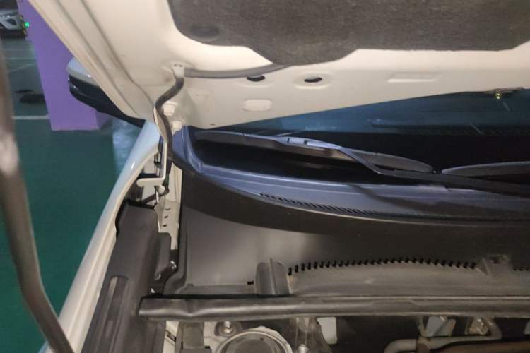 Used Toyota RAV4 2019 2.0L CVT Two-Wheel Drive Luxury Version China VI Standard Engine Bay Right