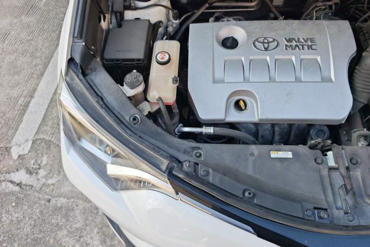 Used Toyota RAV4 2019 2.0L CVT Two-Wheel Drive Luxury Version China VI Standard Engine Bay Right