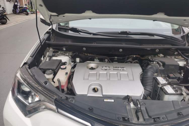 Used Toyota RAV4 2019 2.0L CVT Two-Wheel Drive Luxury Version China VI Standard Engine Bay Right