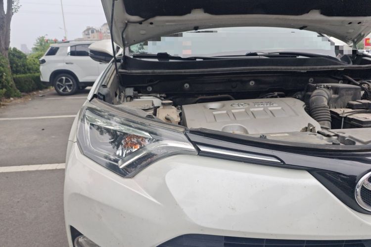 Used Toyota RAV4 2019 2.0L CVT Two-Wheel Drive ZhiShang Version China VI Standard Engine Bay Right