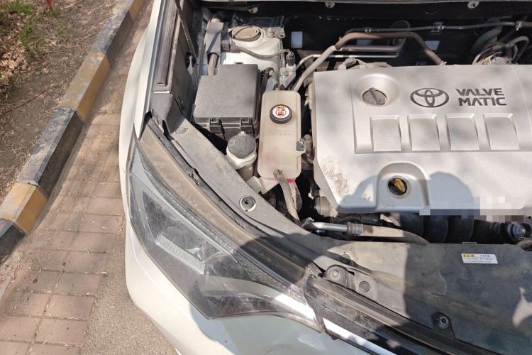 Used Toyota RAV4 2019 2.0L CVT Two-Wheel Drive Luxury Version China VI Standard Engine Bay Right