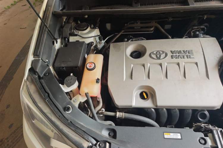Used Toyota RAV4 2019 2.0L CVT Two-Wheel Drive Luxury Version China VI Standard Engine Bay Right