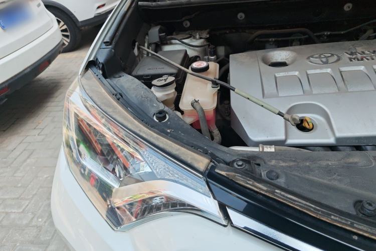 Used Toyota RAV4 2019 2.0L CVT Two-Wheel Drive Luxury Version China VI Standard Engine Bay Right