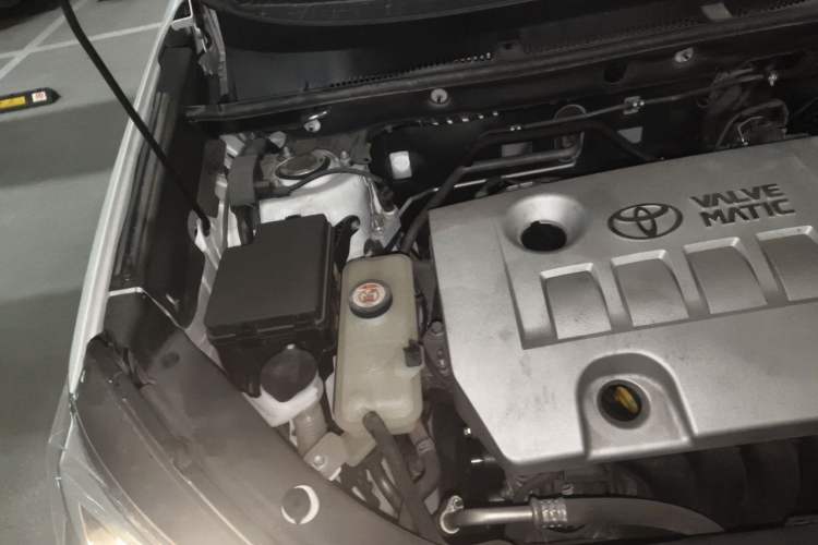 Used Toyota RAV4 2019 2.0L CVT Two-Wheel Drive Luxury Version China VI Standard Engine Bay Right