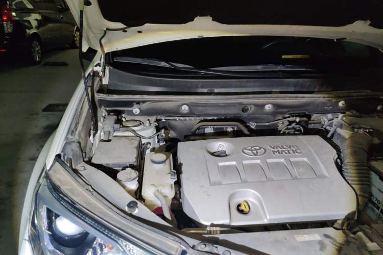 Used Toyota RAV4 2019 2.0L CVT Two-Wheel Drive Luxury Version China VI Standard Engine Bay Right