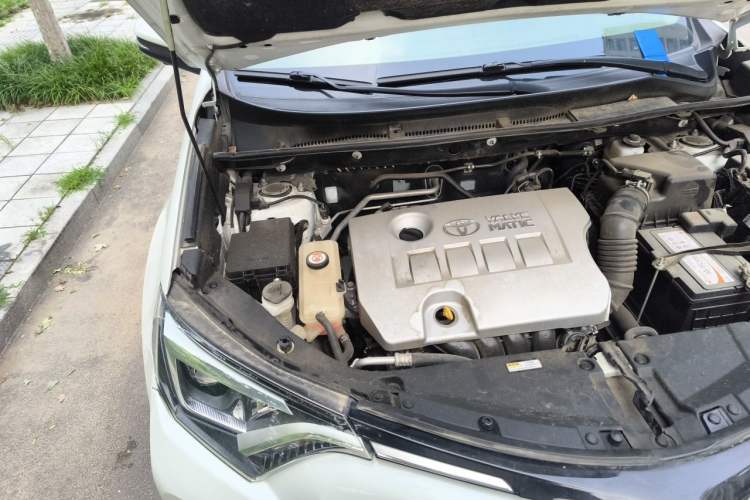 Used Toyota RAV4 2019 2.0L CVT Two-Wheel Drive Comfort Edition China VI Standard Engine Bay Right