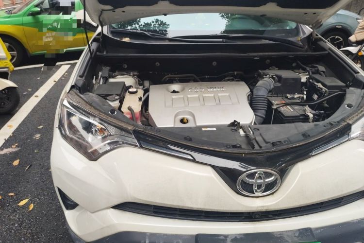 Used Toyota RAV4 2019 2.0L CVT Two-Wheel Drive Luxury Version China VI Standard Engine Bay Right