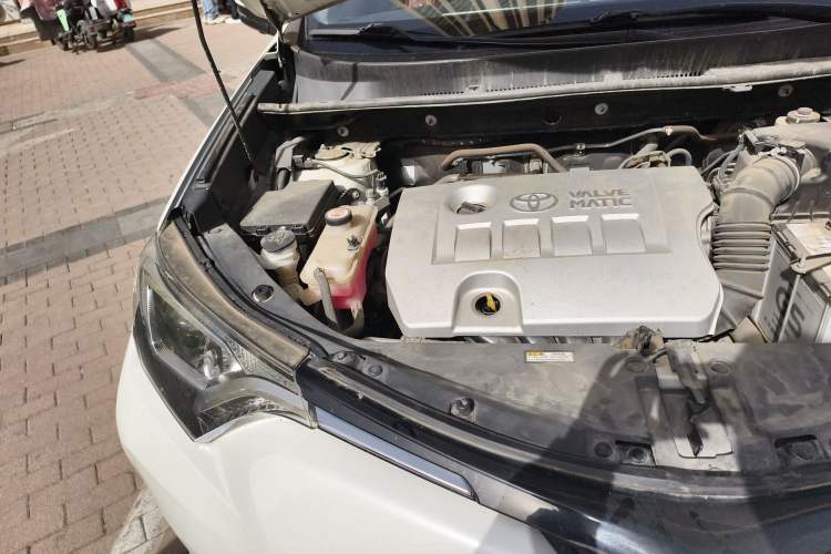 Used Toyota RAV4 2019 2.0L CVT Two-Wheel Drive Comfort Edition China VI Standard Engine Bay Right