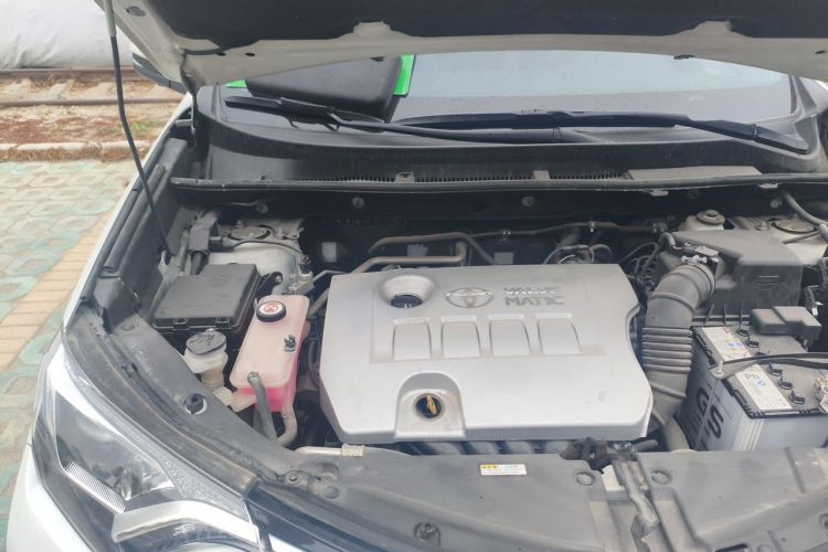 Used Toyota RAV4 2019 2.0L CVT Two-Wheel Drive Luxury Version China VI Standard Engine Bay Right