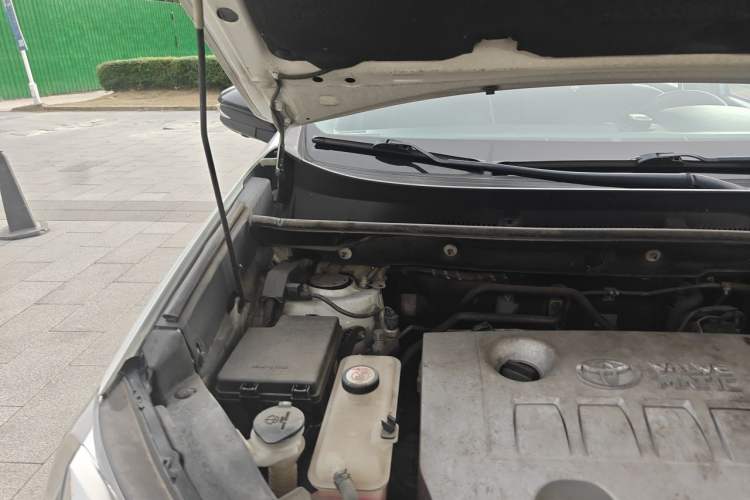 Used Toyota RAV4 2019 2.0L CVT Two-Wheel Drive Fashion X Limited Edition China VI Standard Engine Bay Right