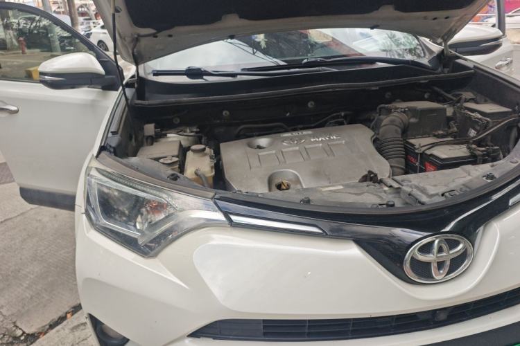 Used Toyota RAV4 2019 2.0L CVT Two-Wheel Drive Luxury Version China VI Standard Engine Bay Right