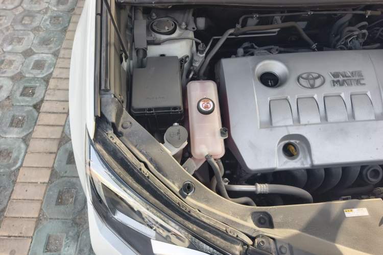 Used Toyota RAV4 2019 2.0L CVT Two-Wheel Drive Luxury Version China VI Standard Engine Bay Right